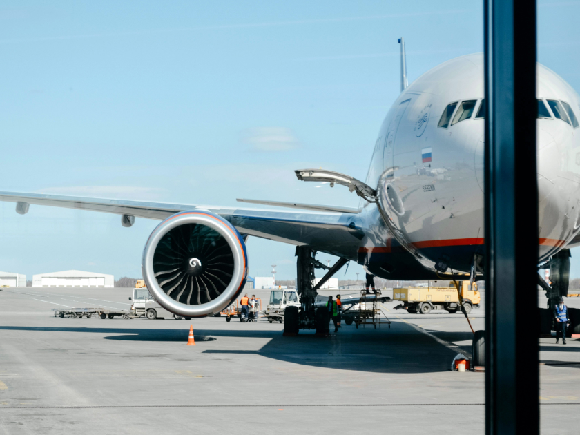 В соцсетях пишут: авиакомпании не будут отменять обратный билет, если пассажир опоздал на первый рейс. Выяснили, правда ли это