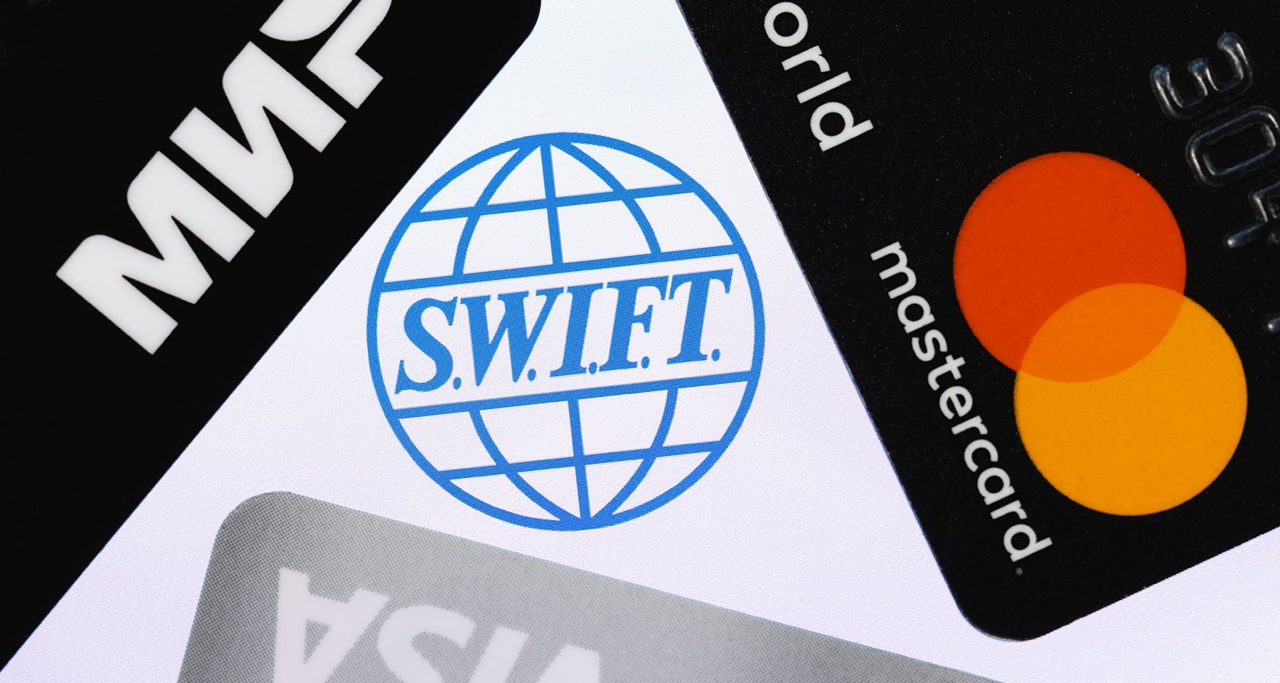 Чем грозит россиянам отключение от SWIFT | Банки.ру