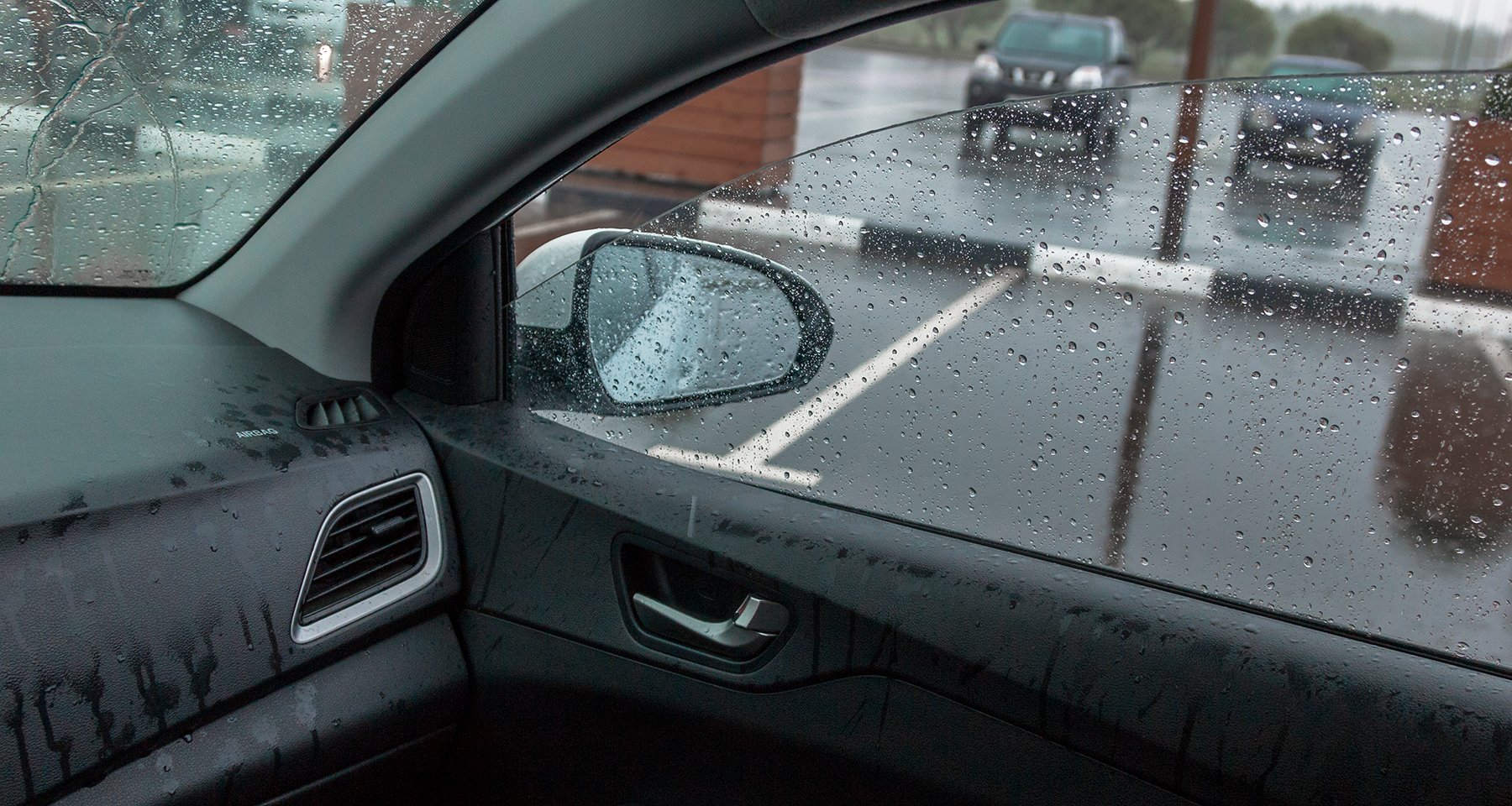 Дождь затопил машину: что делать?