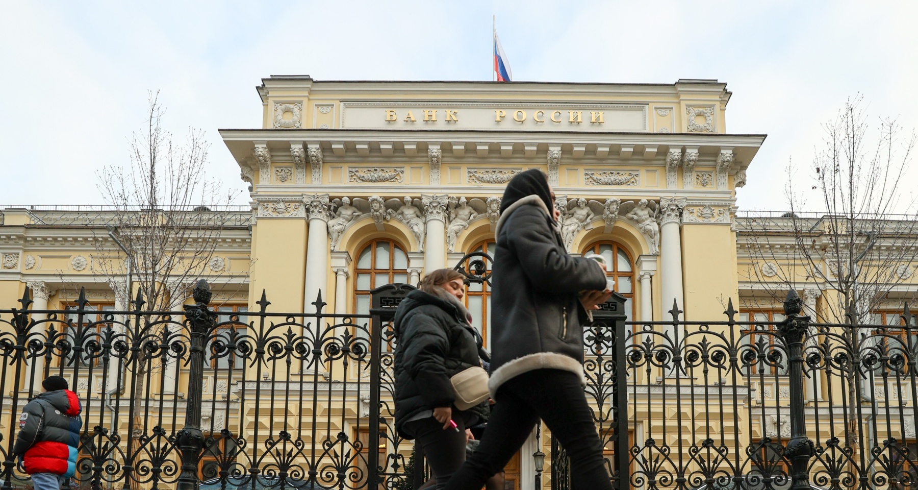 ЦБ может повысить ставку, россияне закупаются долларами. Обзор Банки.ру  30.05.2024 | Банки.ру