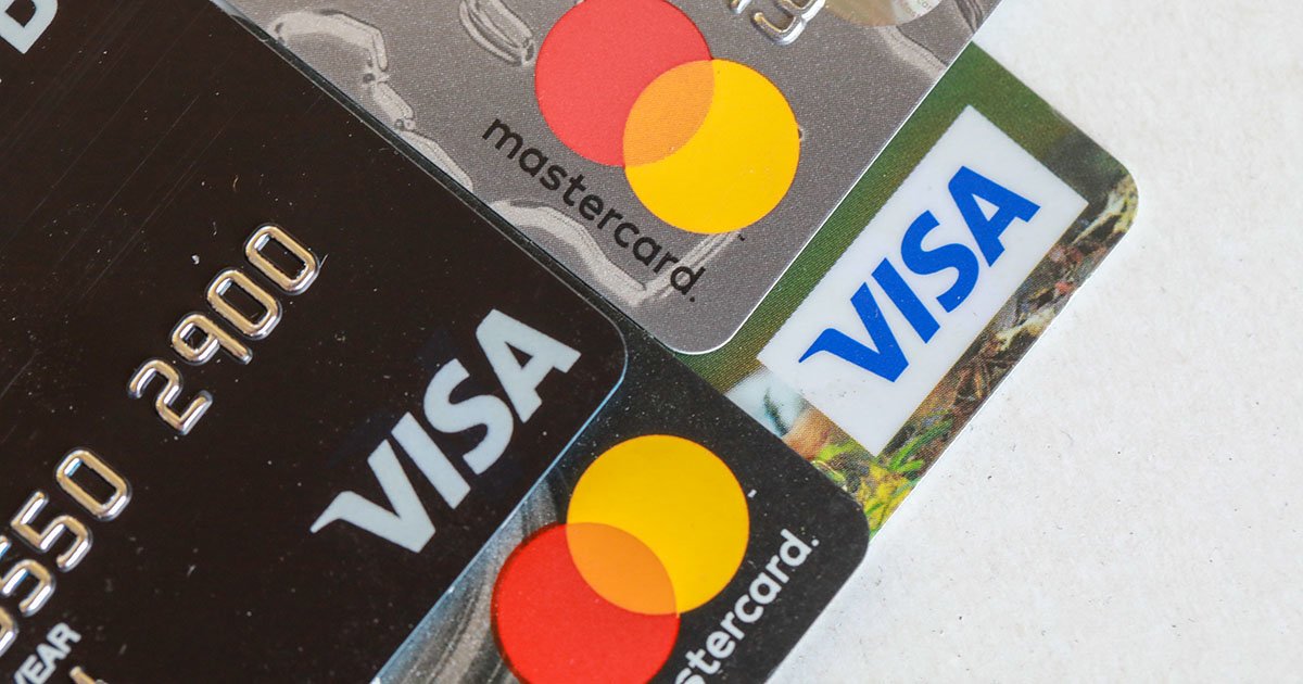 Visa и Mastercard приостановили работу в России. Как теперь расплачиваться картами?