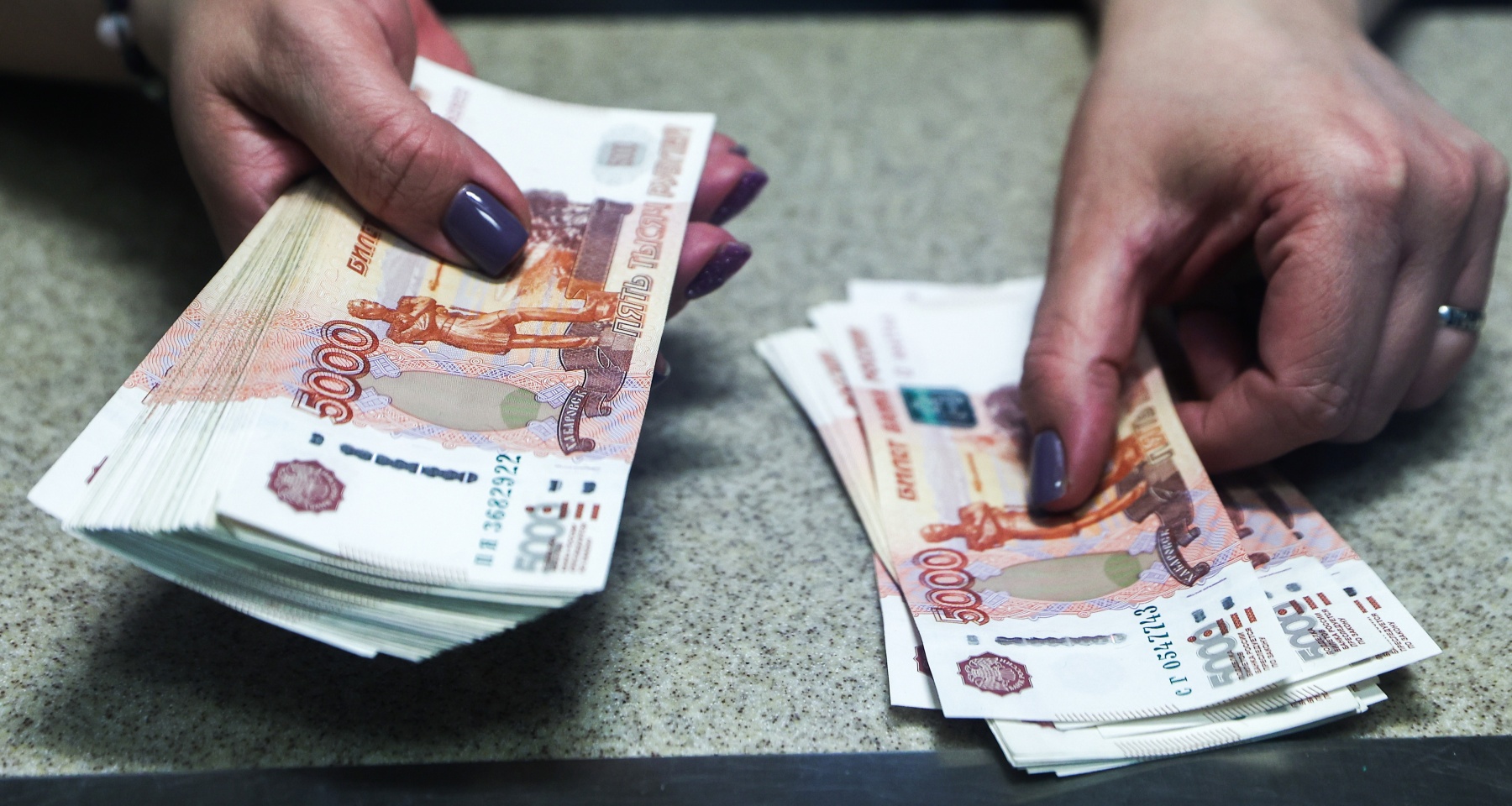 В Совкомбанке спрогнозировали курс рубля на ближайшие месяцы