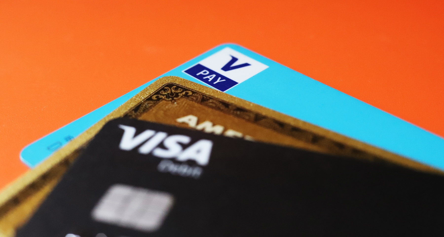 Россиянам объяснили, что означает отказ банков от продления карт Visa и Mastercard