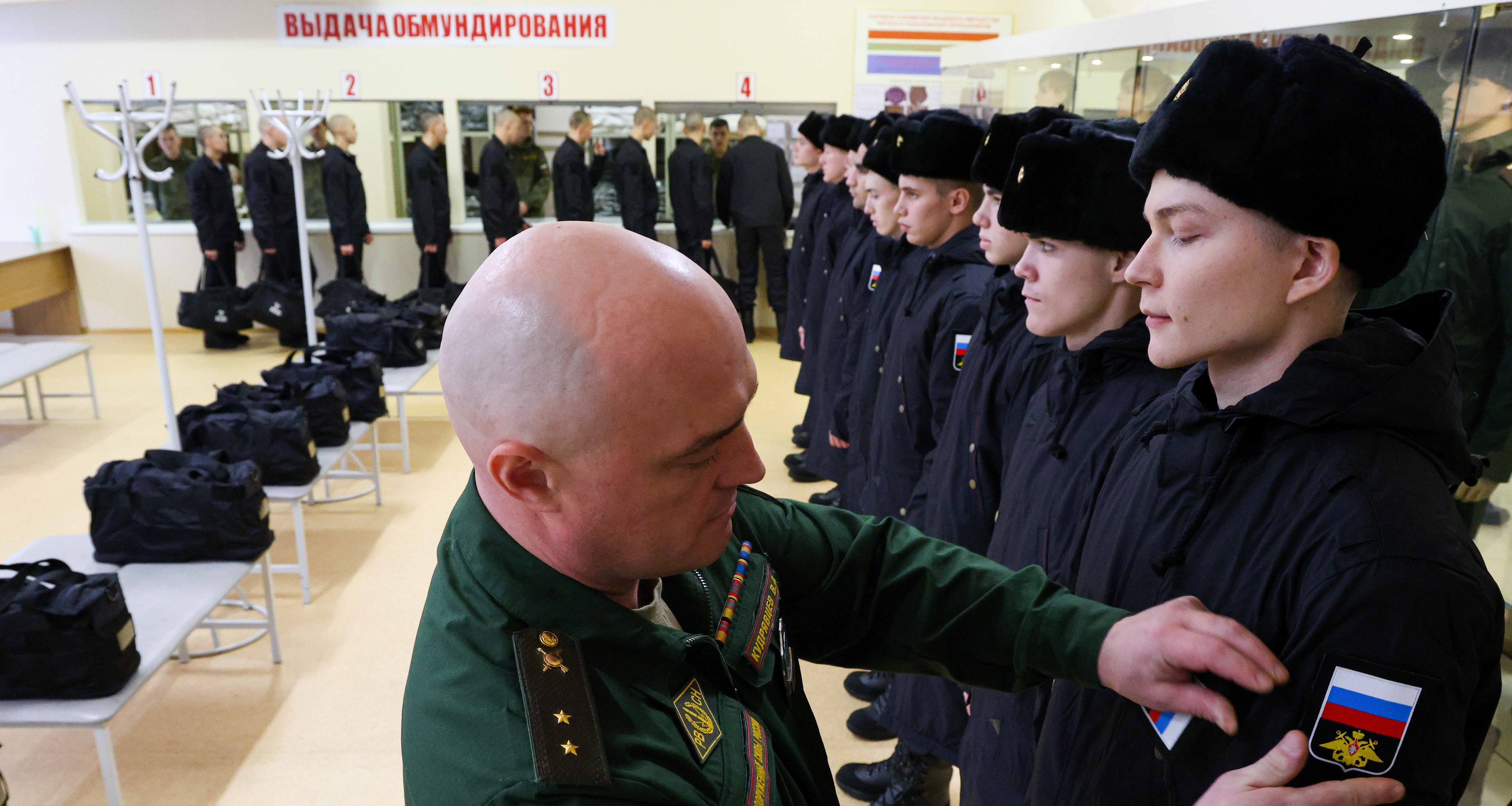 Дума сразу в трех чтениях приняла закон об электронных повестках и запрете на выезд