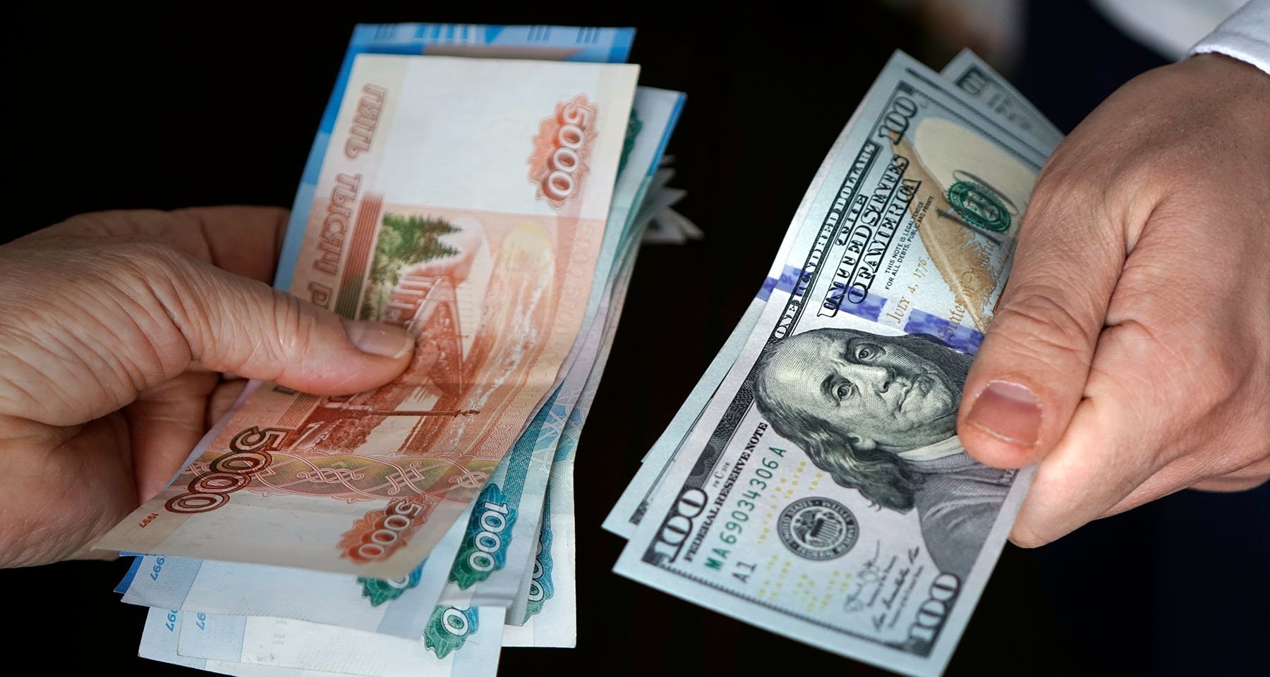 Bloomberg описал, как россияне «охотятся за долларами на черном рынке»