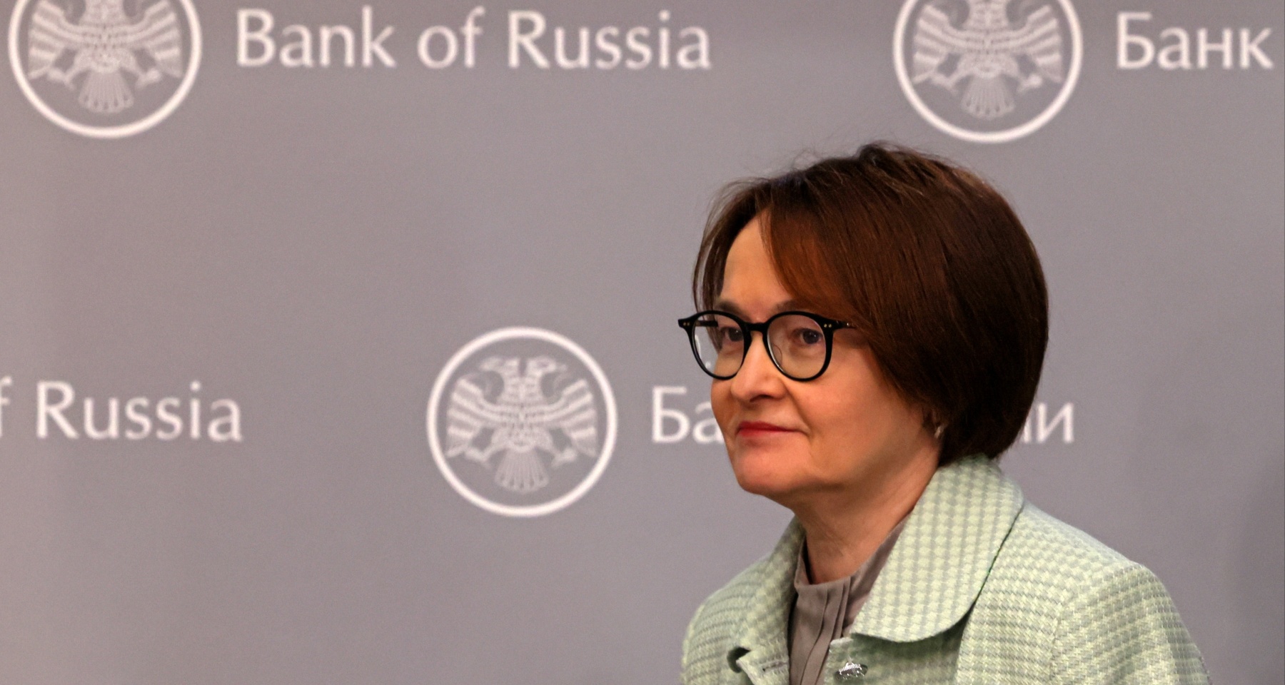 Костин считает вредным укрепление рубля, о чем на ПМЭФ-2025 поспорили Набиуллина и Силуанов. Обзор Банки.ру