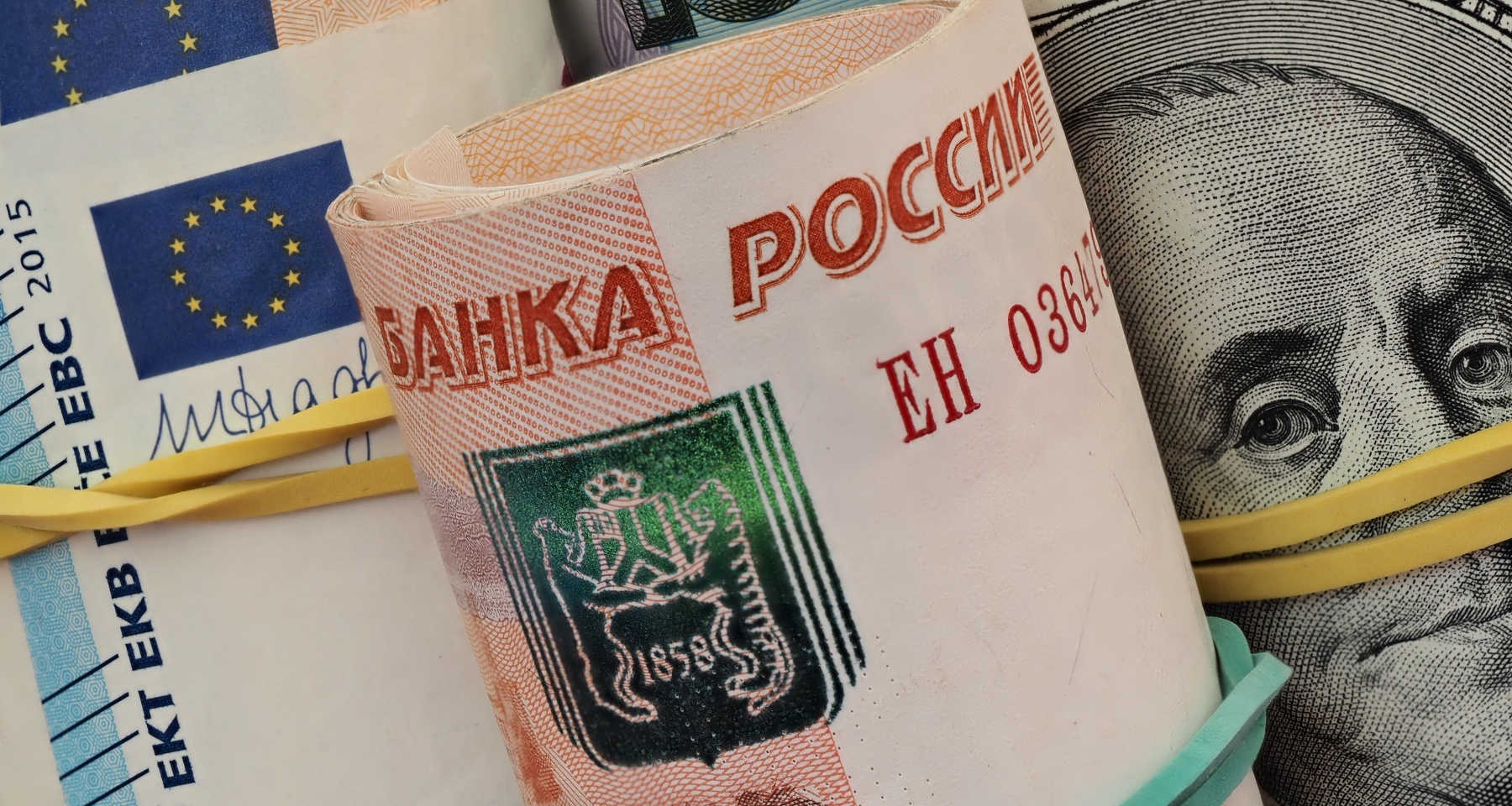 Рубль растет к доллару и евро. ЦБ установил официальные курсы валют на 29 апреля