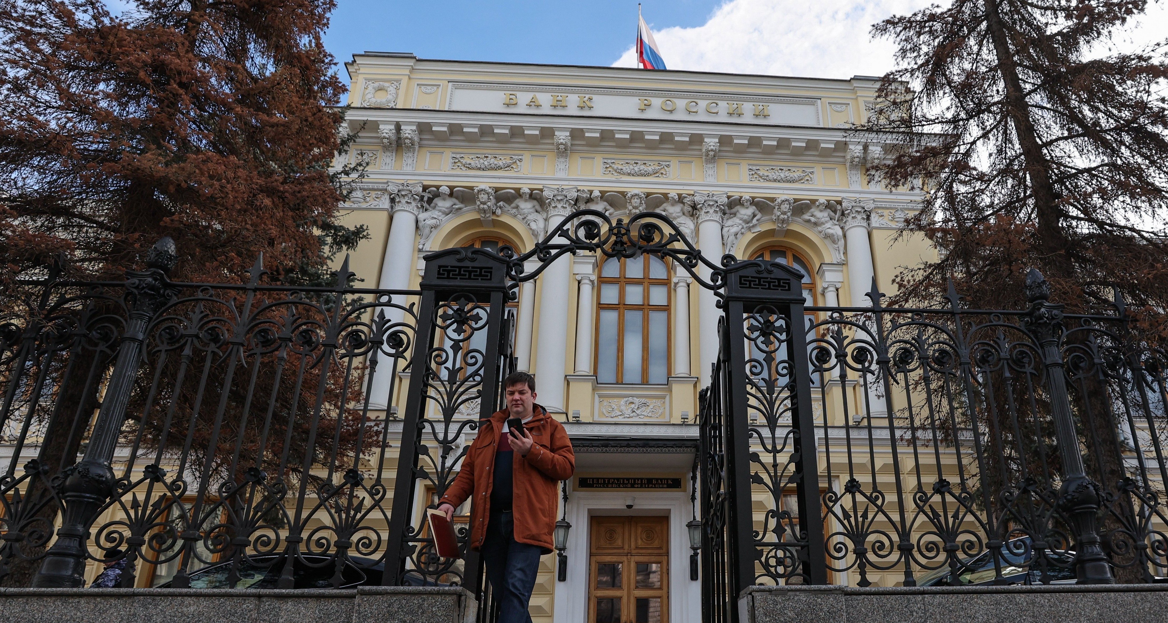 Как ЦБ объясняет ослабление рубля и сколько недополучил бюджет. Обзор прессы 11 июля