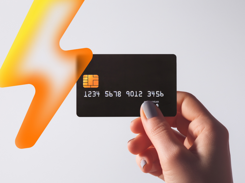 Мошенники массово блокируют банковские карты россиян и вымогают деньги. Как защититься — советы экспертов