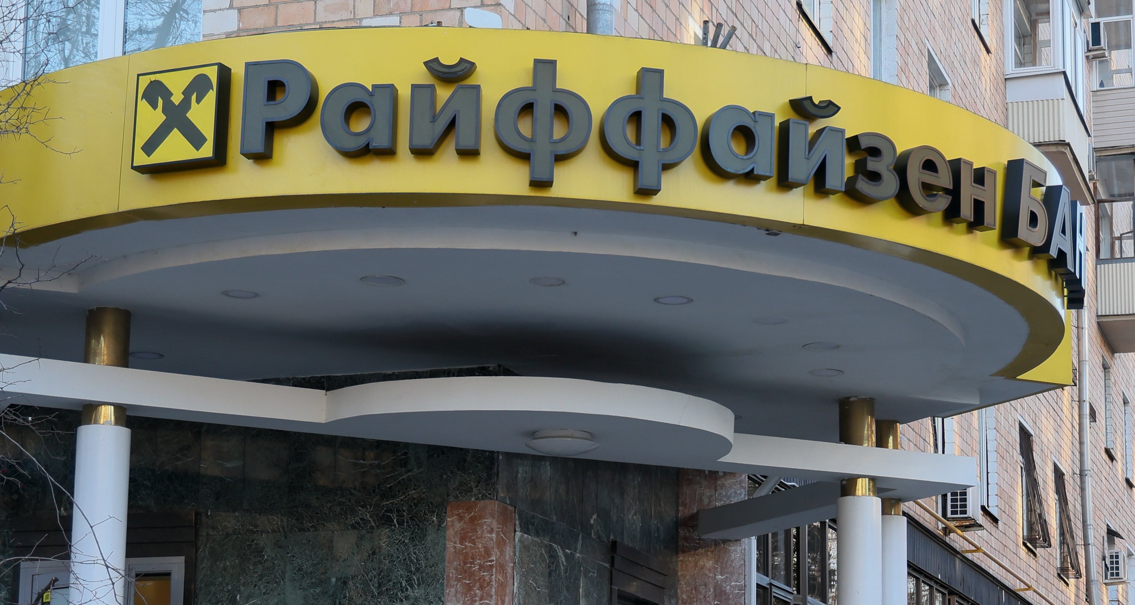 «Райффайзен» стал вторым в России по прибыли за год: почему банк не уходит и что ему грозит