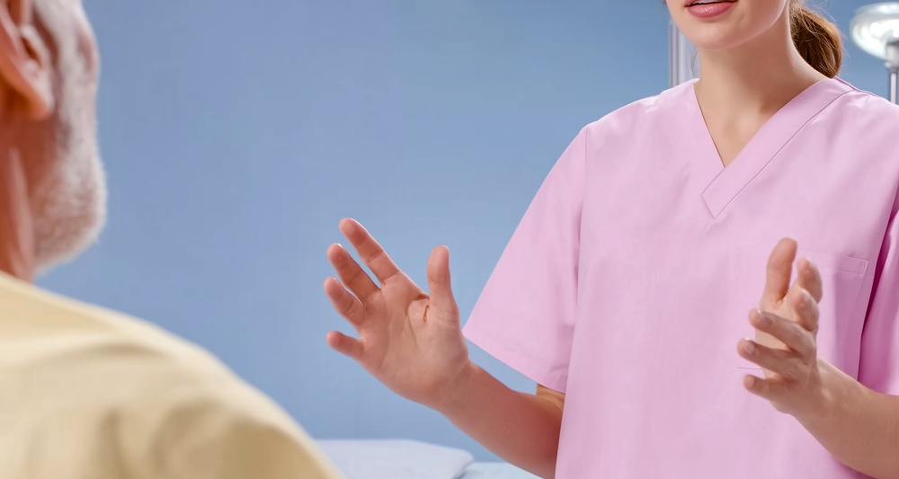 Обязательная отработка даже для студентов-платников и миллионные штрафы за отказ. Как работает новый закон о наставничестве молодых врачей