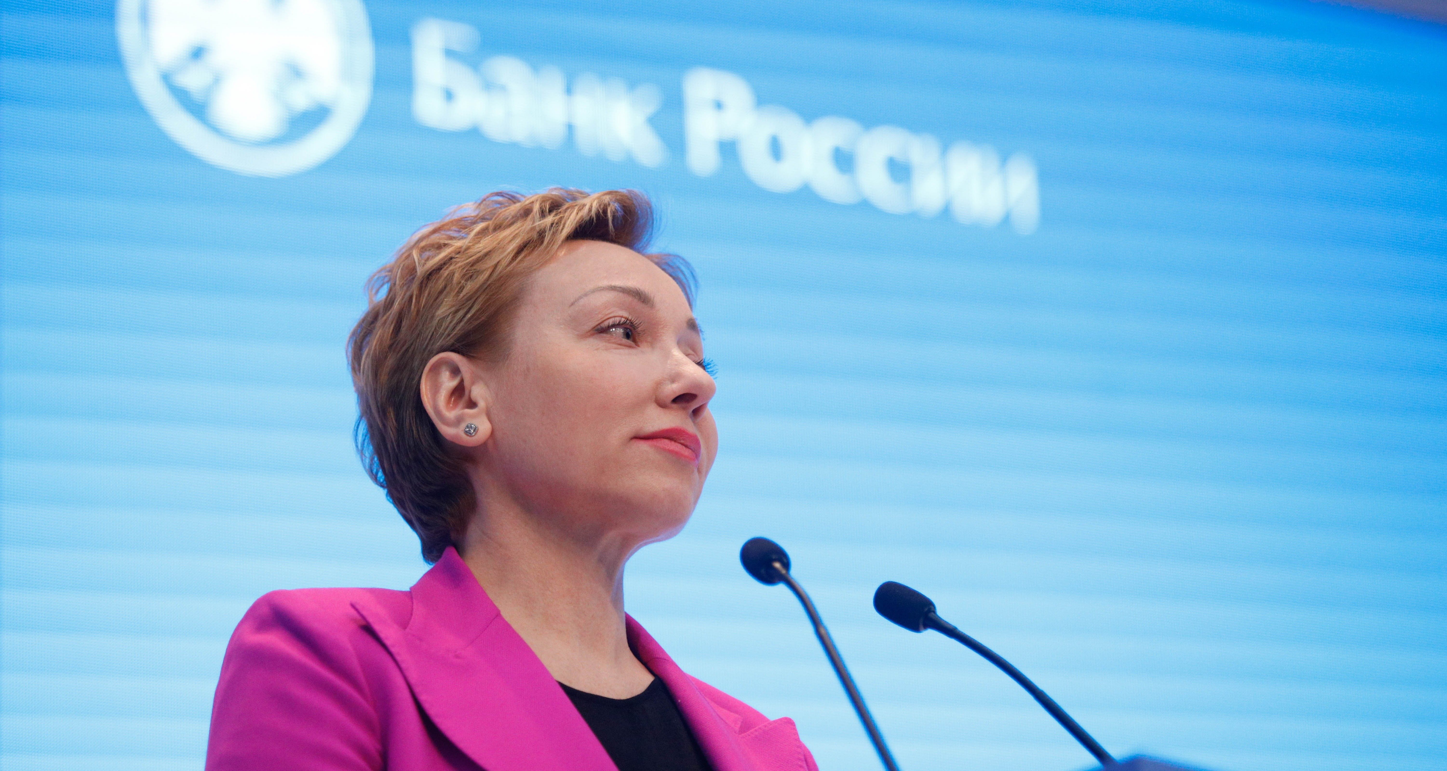 ЦБ и Сбер поспорили о комиссиях за переводы: банк призвали их отменить