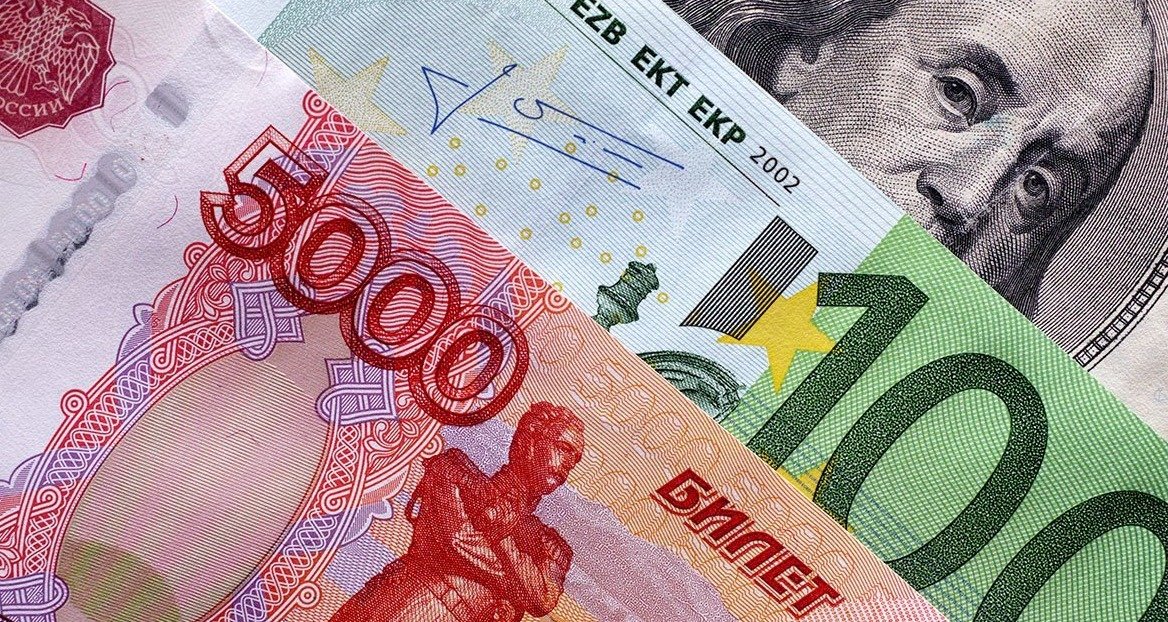 Реальный курс рубля снизился в июле после трех месяцев роста. Оценка ЦБ