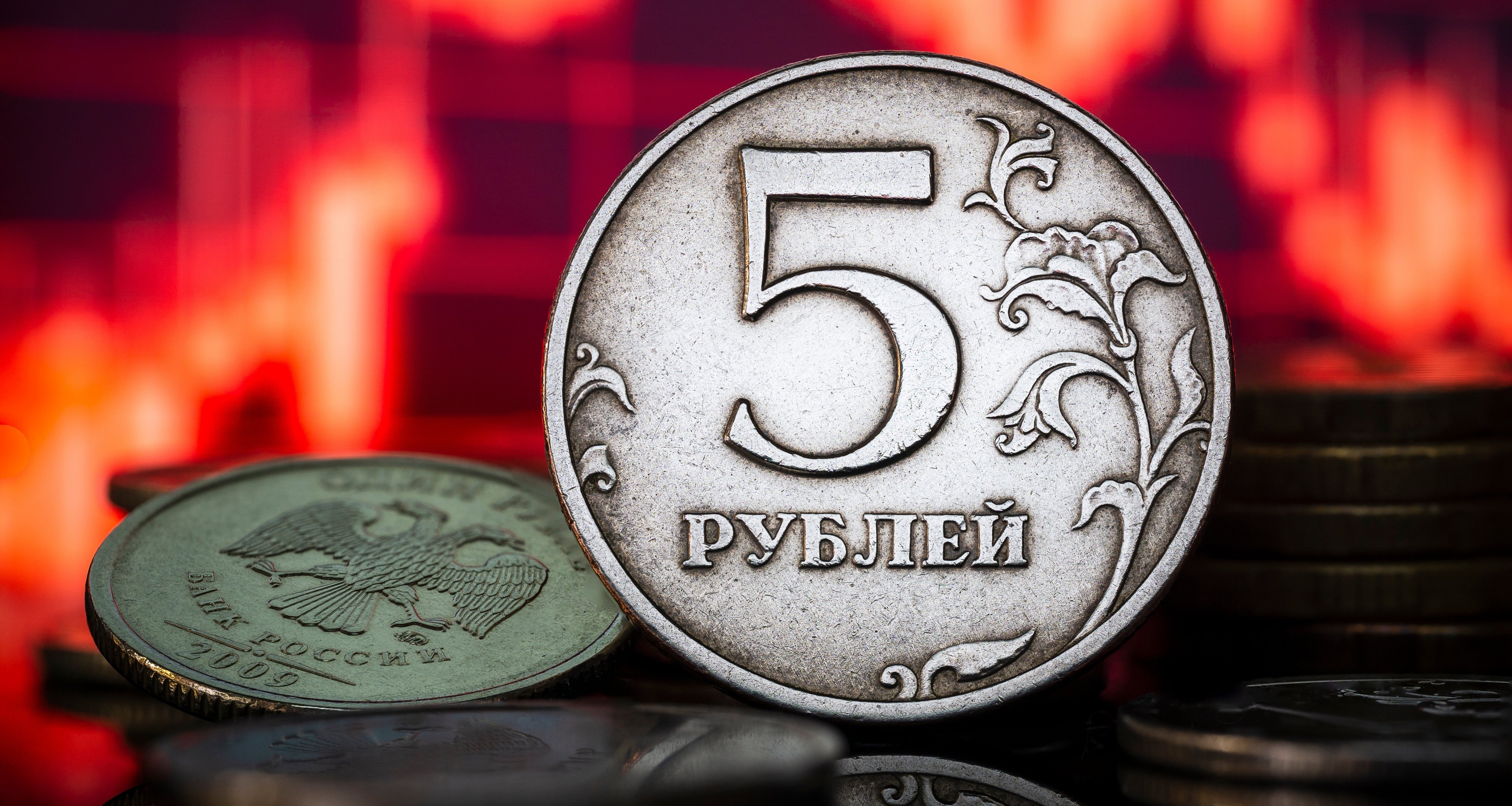 Будет ли новое ослабление рубля к доллару: аналитики дали прогноз по курсу