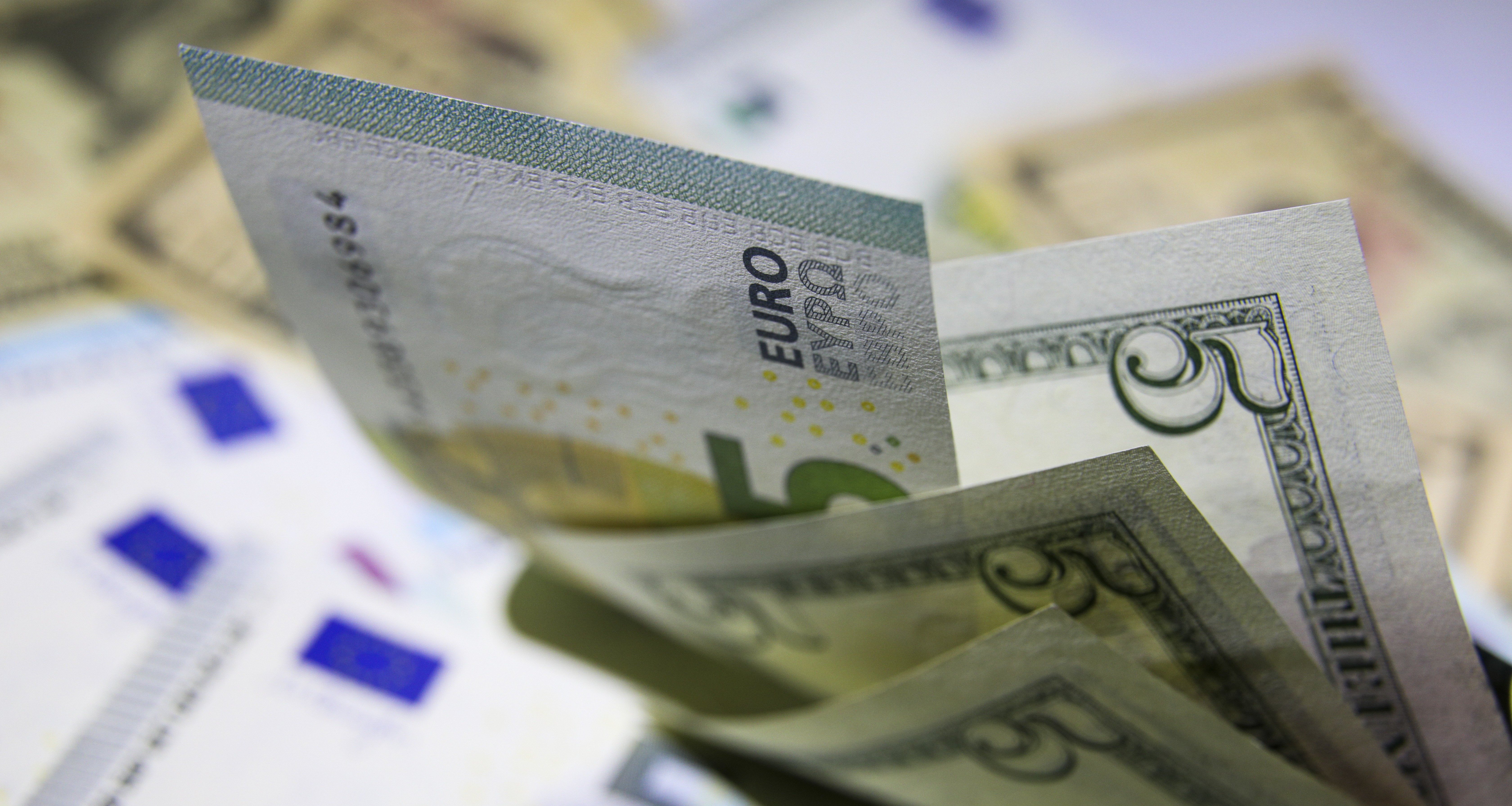 Эксперты объяснили, повлияет ли на рынок продажа почти всей «недружественной» валюты из ФНБ