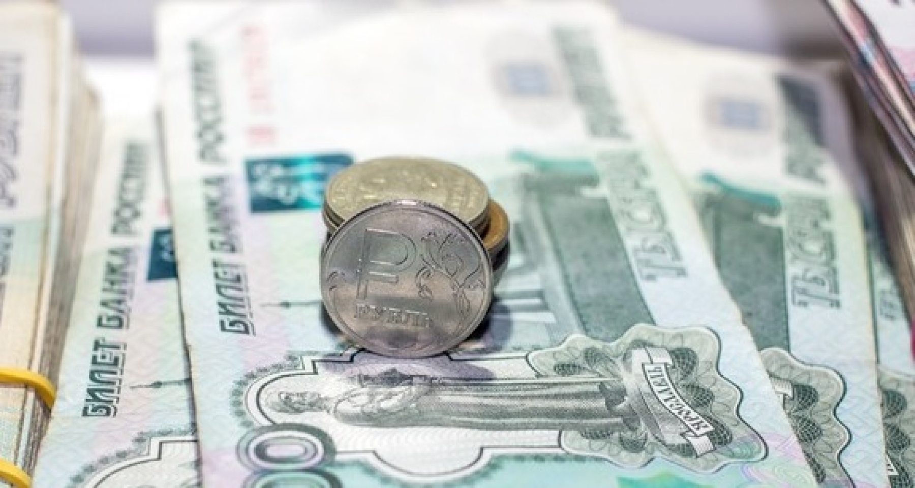 Россияне активно избавляются от долларов, но аналитики Сбера предрекают неминуемое ослабление рубля. Главное за день
