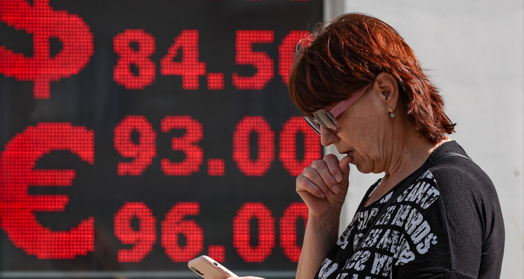 Уже ниже 80 рублей: стоит ли сейчас торопиться скупать доллары