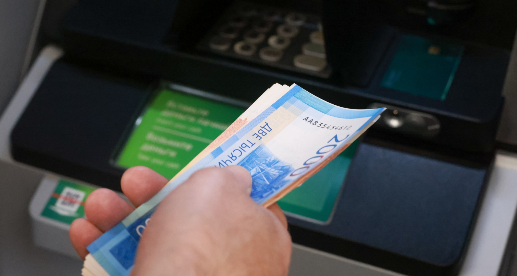 Банки лишают россиян доступа к деньгам на месяцы