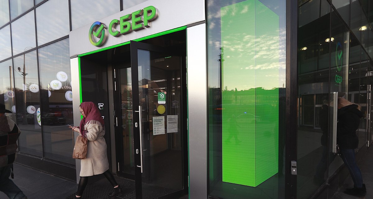 Рекордное сокращение. Сбербанк за месяц закрыл более 500 отделений