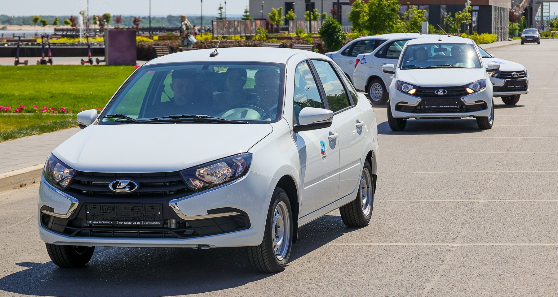 Продажи Lada резко упали. В «АвтоВАЗе» обвиняют китайцев и ключевую ставку