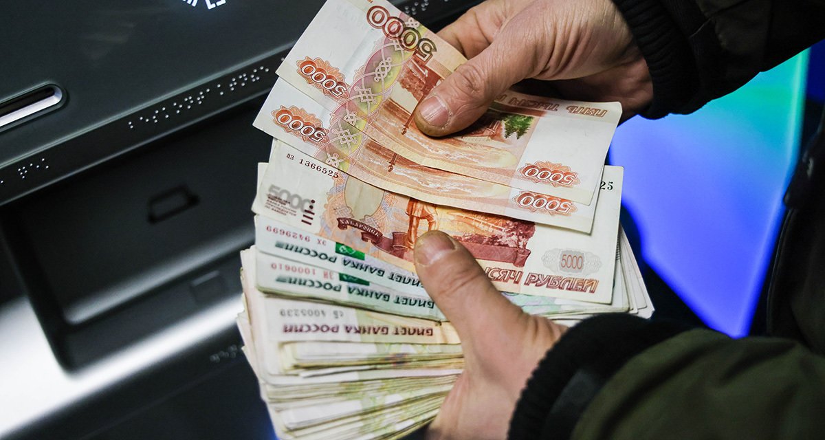 Россияне бросились в банки за наличными и валютой. Эксперты объяснили, сколько это продлится
