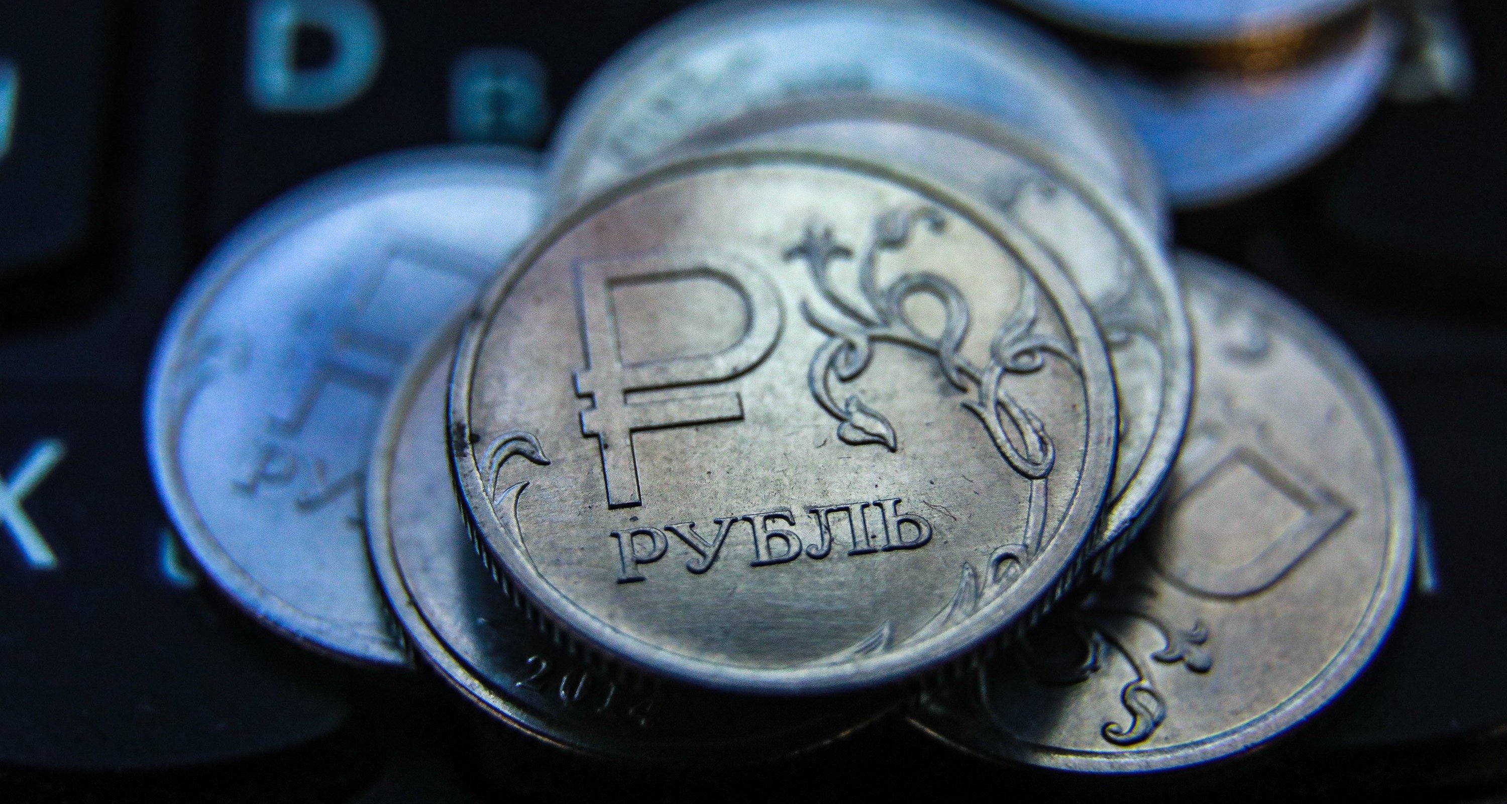 Рубль восстановится? Аналитик Банки.ру дал прогноз по курсу и перечислил риски на 2023 год