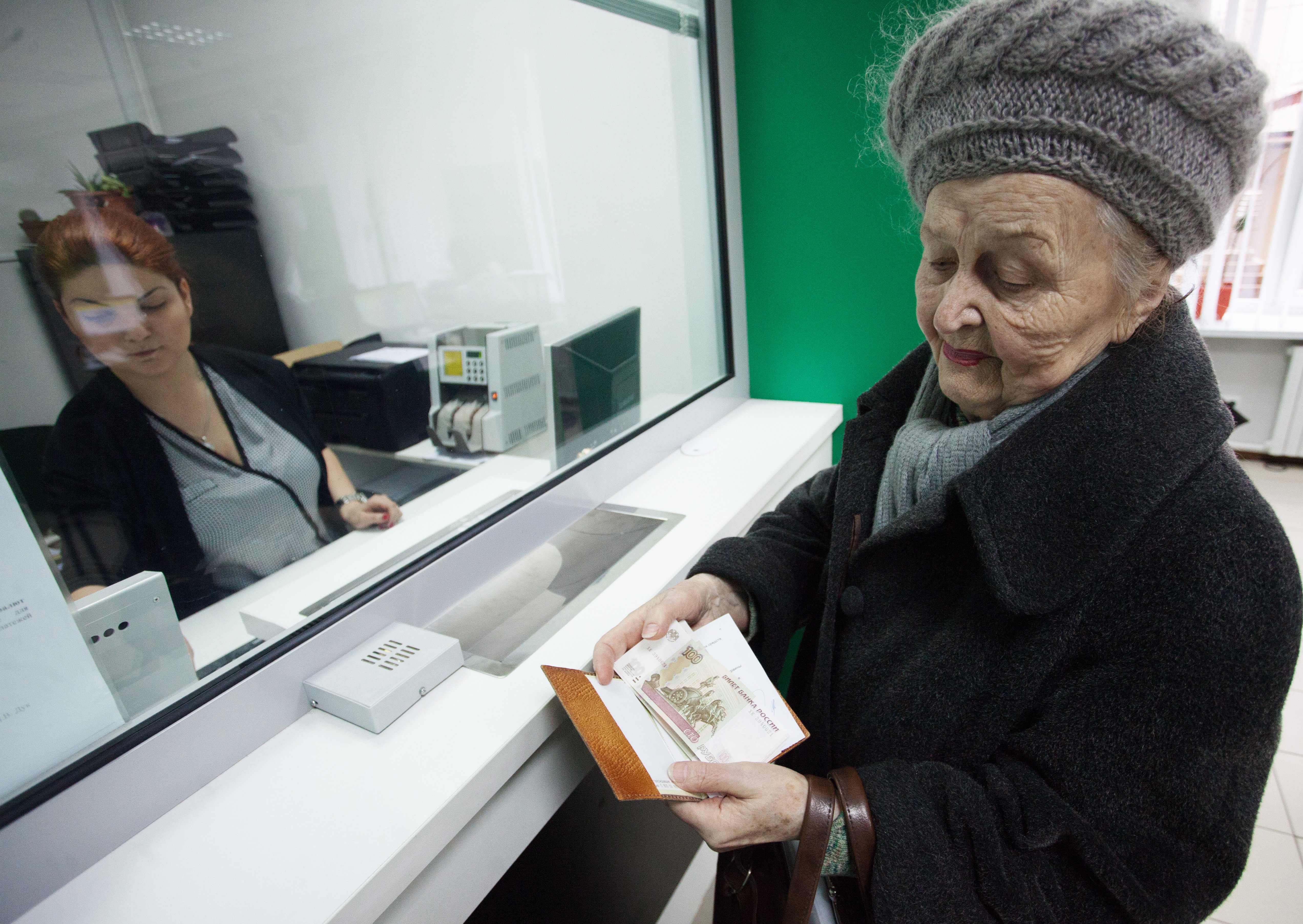 Риа новости пенсия. Пенсионер с деньгами. Пенсионеры в России. Бабушка на кассе. Бабки в пенсионном фонде.
