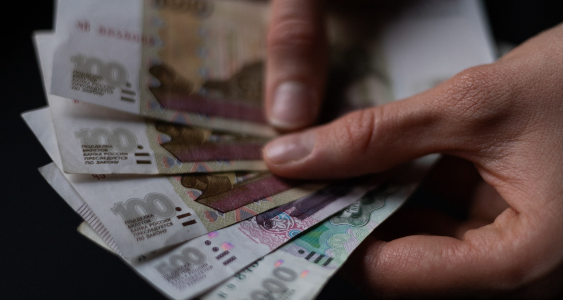 Россияне берут займы на оплату ЖКУ и лекарств: в чем опасность