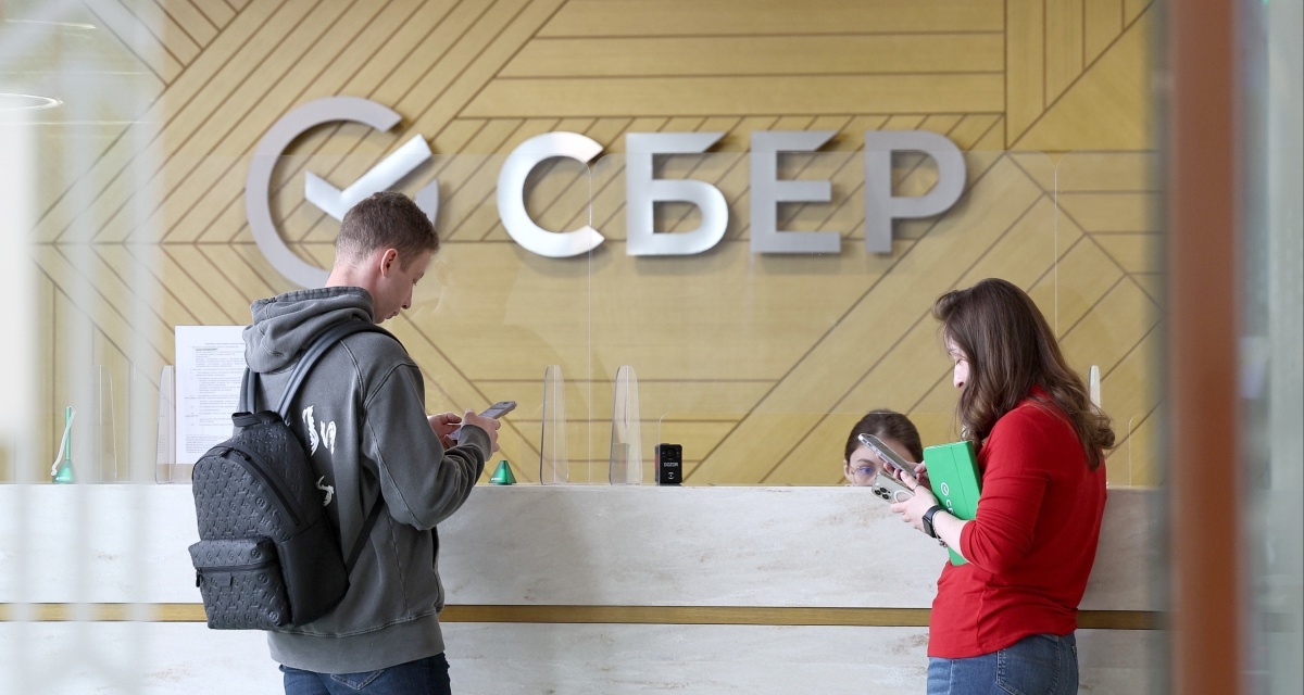Сбер запустил обмен валюты в банкоматах и прекратил обслуживание ряда валютных карт. Главное о валюте за неделю