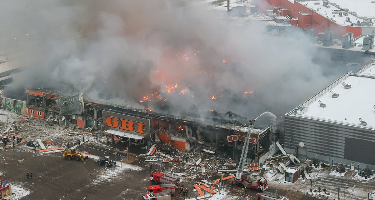 Сгорел ТЦ «Мега Химки». Ущерб от пожара страховщики оценили в миллиарды рублей